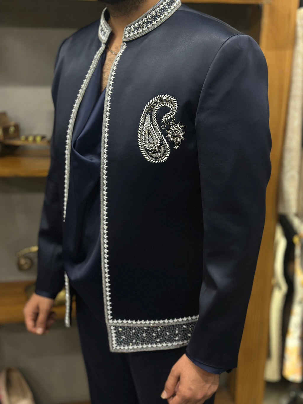 Paisley motif shrugh set